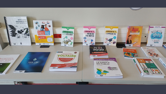 Photo exposant des livres comme : Apprendre à apprendre, De 0 à 20 sur 20, etc..